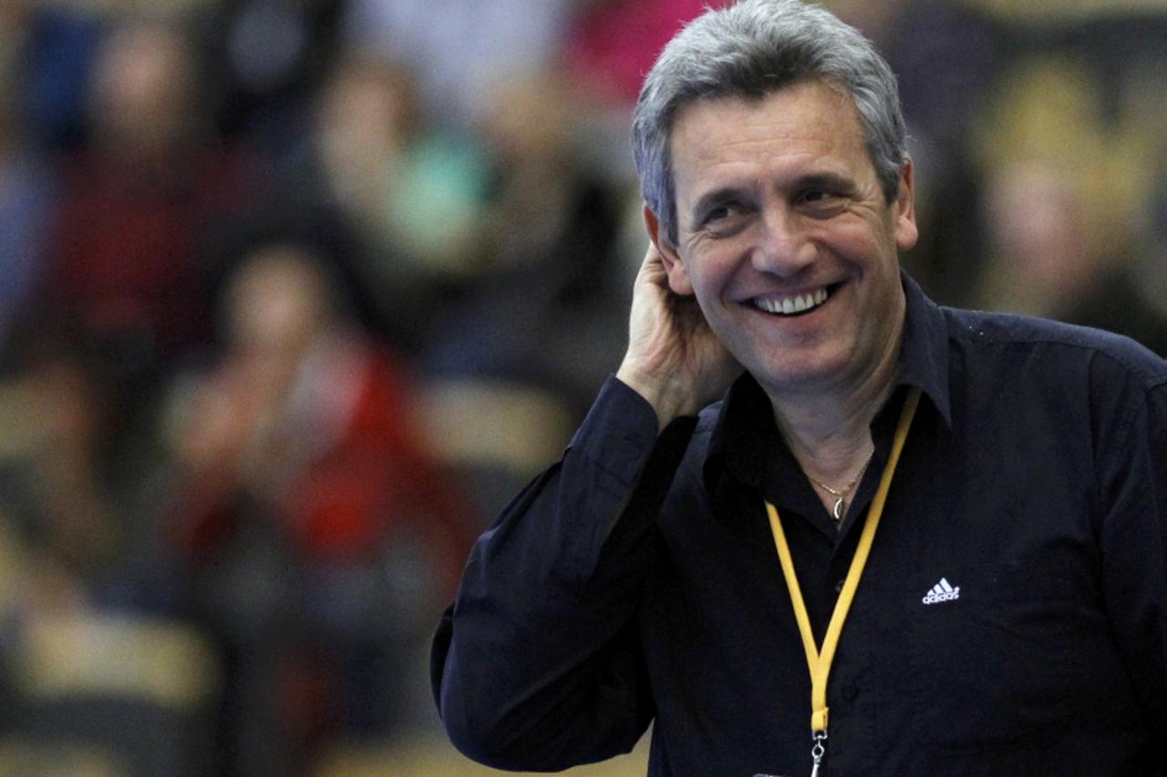 \'France\'s head coach Claude Onesta smiles during their group A match against Bahrain at the Men\'s Handball World Championship in Lund January 17, 2011.    REUTERS/Yves Herman (SWEDEN  - Tags: SPORT