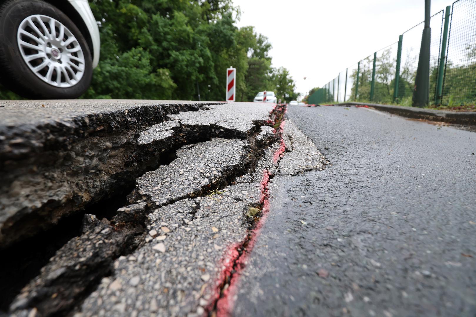 Zbog novog velikog klizišta kod ulaska u Predsjedničke dvore zatvoren je velik dio ceste za sav promet, a na kojoj se također vidi puknuće asfalta.