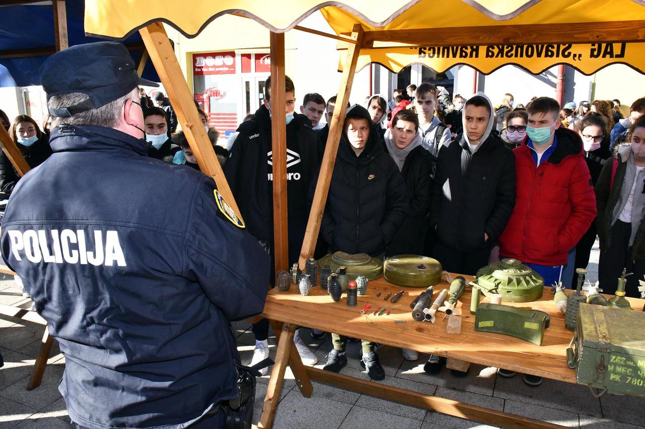 Vrpolje: Preventivna policijska akcija u sklopu kampanje "Manje oružja-manje tragedija"