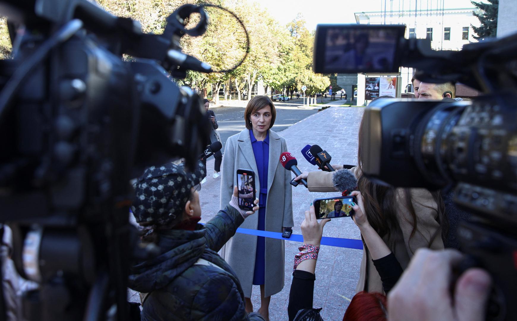 10. Novinari - često rade pod pritiskom, posebno u hitnim situacijama kada moraju brzo prikupiti informacije koje moraju biti točne, provjerene i prvovremeno objavljene. Tu je i izloženost stresnim situacijama, poput katastrofa i sukoba, ali i opterećenje zbog očekivanja za visokokvalitetne priče.