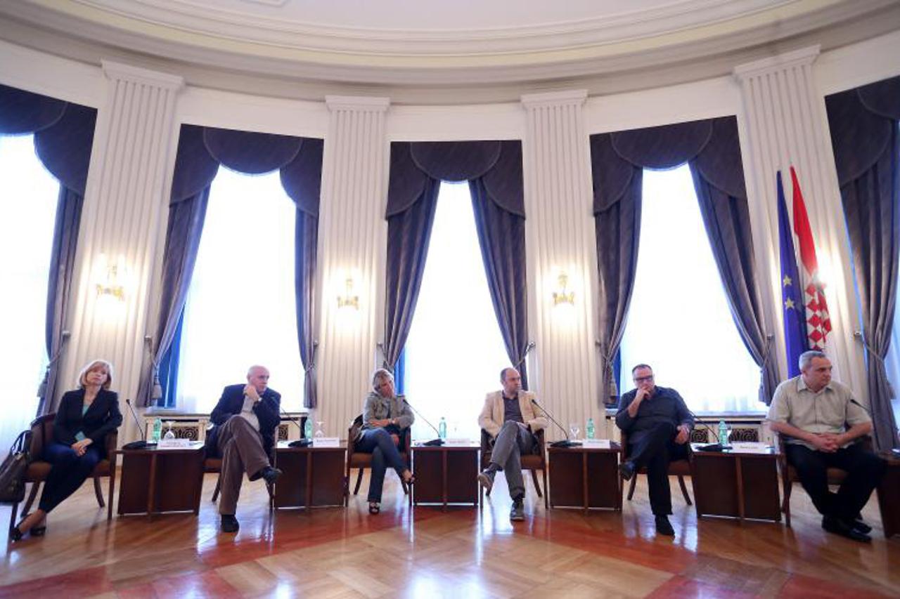 okrugli stol,hnd (1)