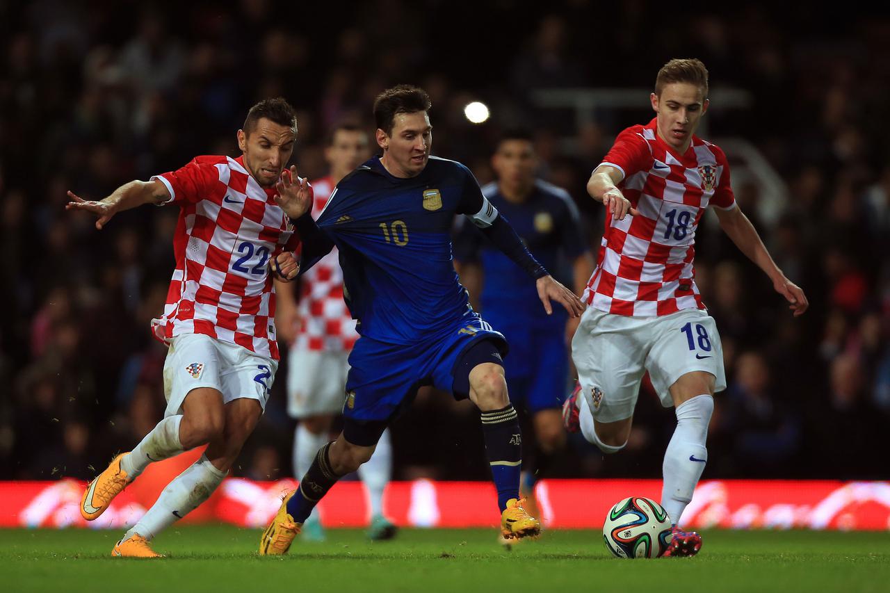 Soccer - International Friendly - Argentina v Croatia - Upton ParkArgentina's Lionel Messi tussles for the ball with Croatia's Marin Leovac and Croatia's Marko Rog during the International friendly match at Upton Park, London.Nick Potts Photo: Press Assoc