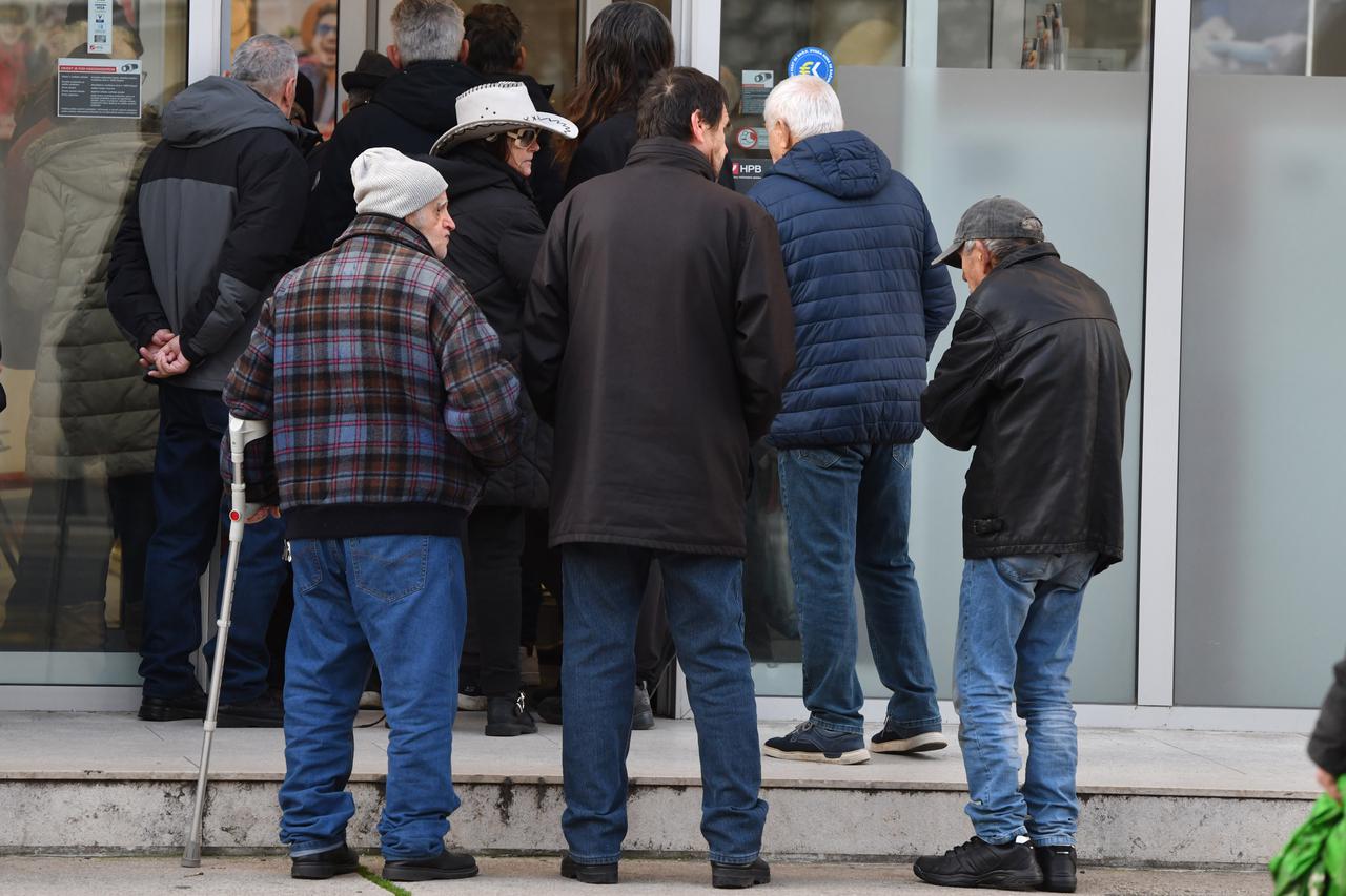 Šibenik: Gužva ispred banke zbog isplate mirovina