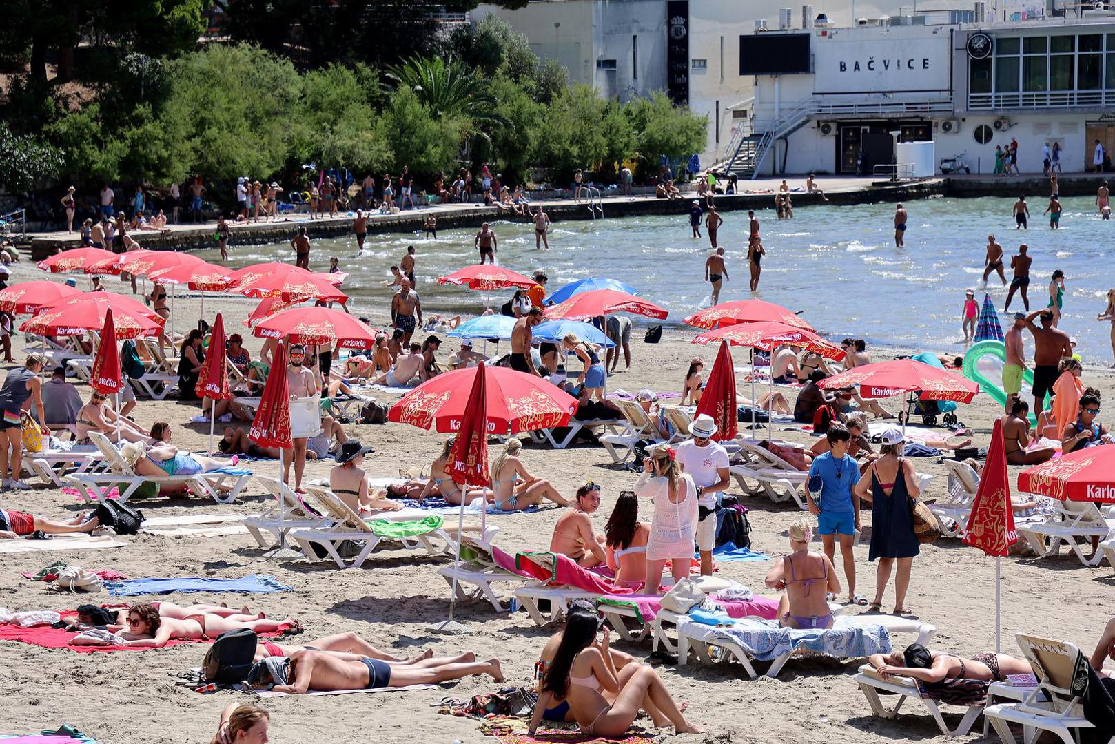 Na popularnim splitskim Bačvicama, turisti koriste svaki trenutak povoljnog vremena. Iako se i u Dalmaciji u narednim danima očekuje zahlađenje, trenutno vrijeme pruža gotovo idealne uvjete za ljetni užitak.