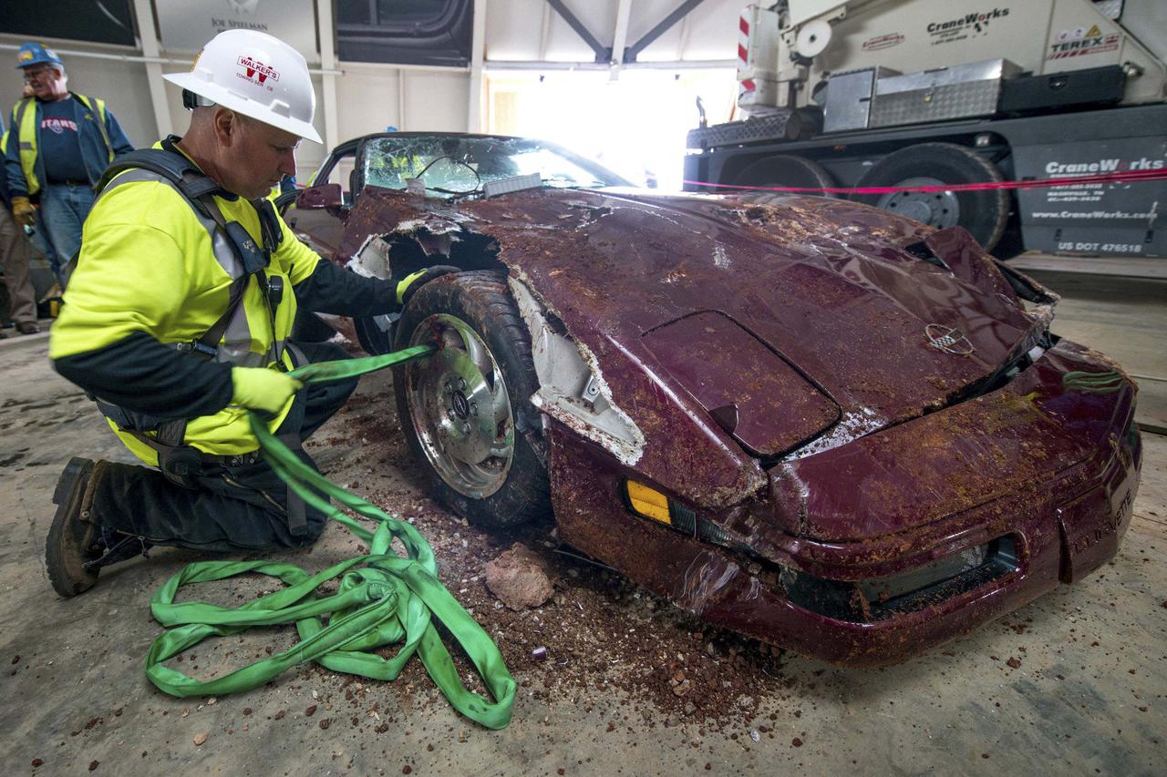 Izvučene Chevrolet Corvette iz rupe u muzeju