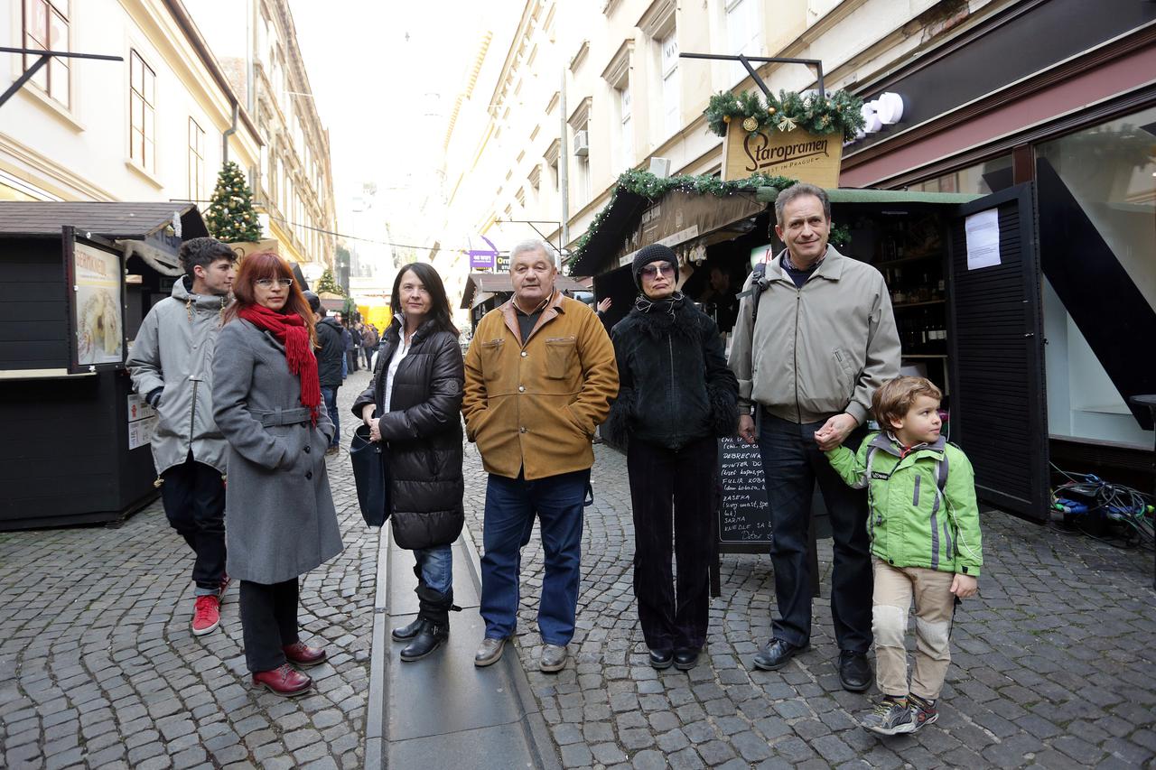 01.12.2016., Zagreb - Stanovnici Tomiceve ulice bune se zbog buke koju uzrokuju kucice postavljene na Adventu koji se nalazi u Tomicevoj ulici. DKS_56147698  Photo: Luka Stanzl/PIXSELL