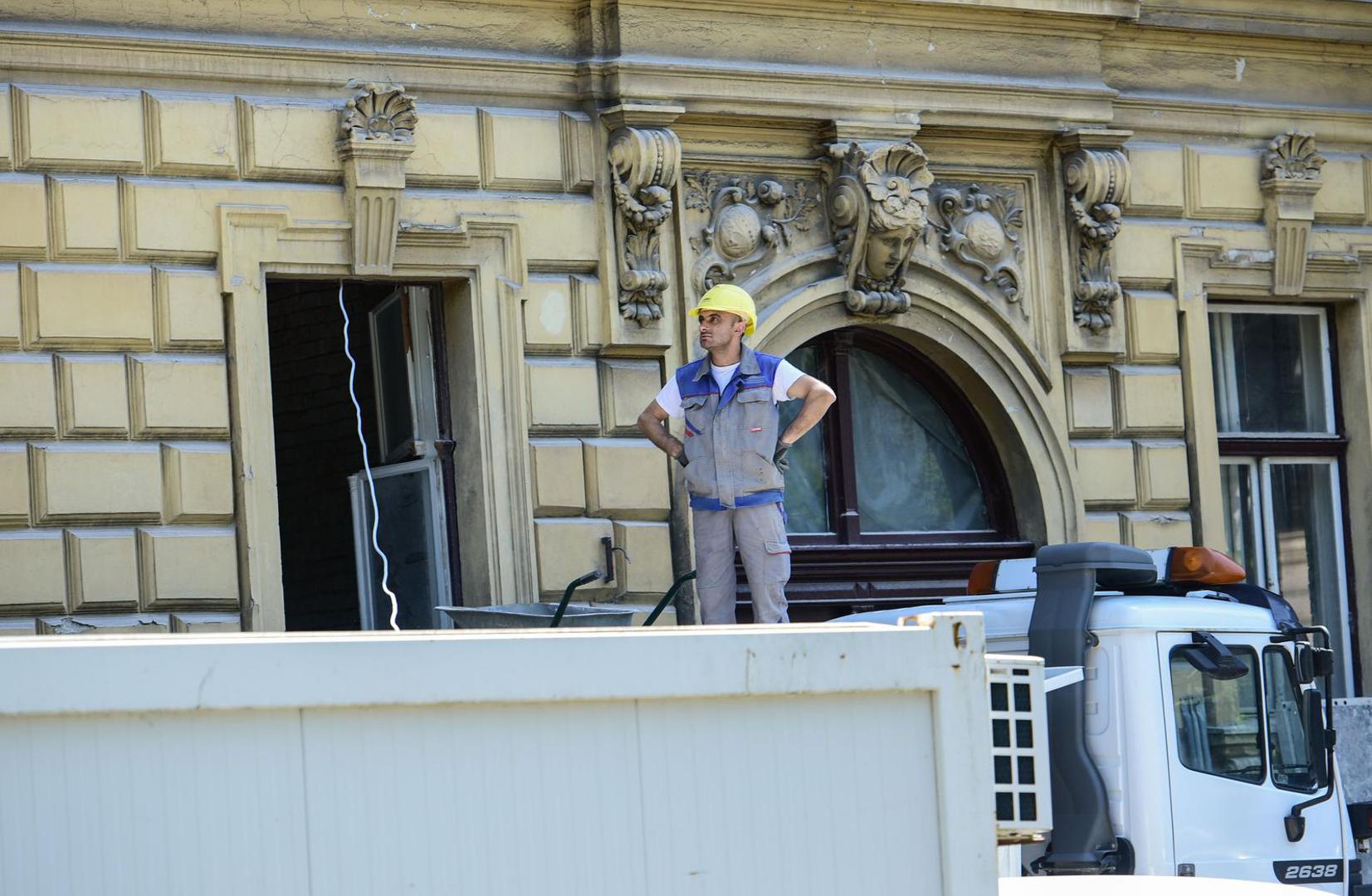 25.5.2023., Zagreb - Prilikom radova na zgradi na Zrinjevcu radnik je ozlijedjen u eksploziji. Policija i vatrogasci na terenu.  Photo: Neva Zganec/PIXSELL