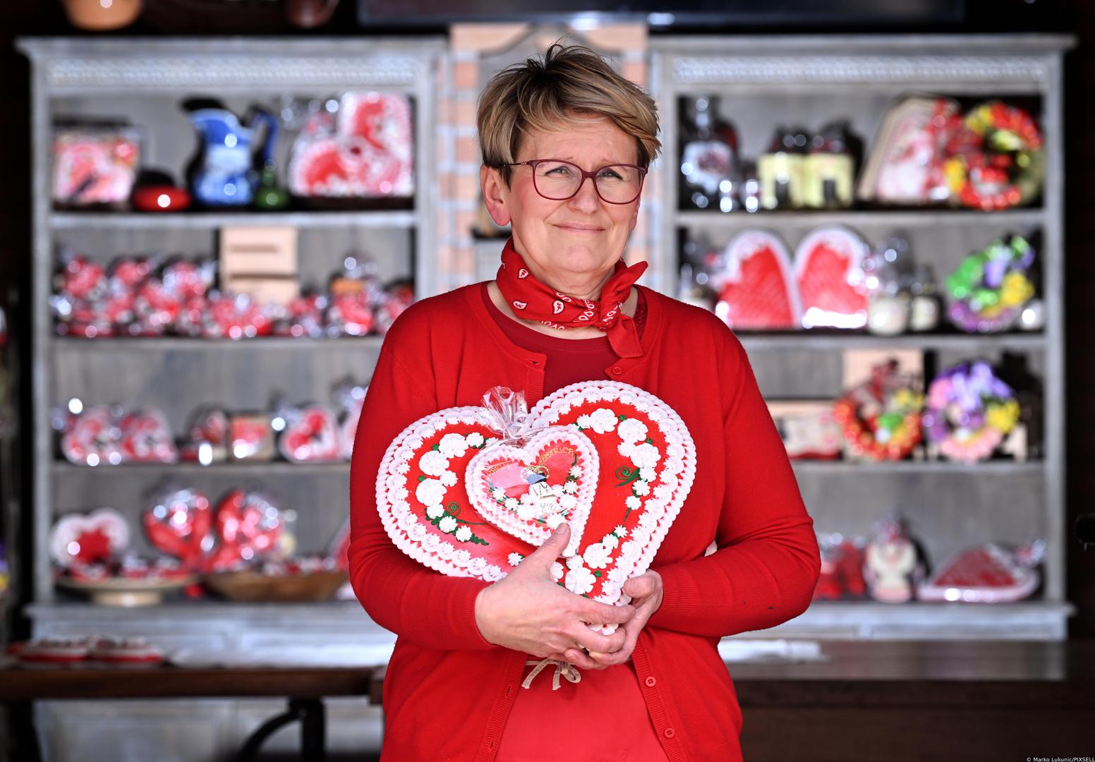 19.04.2023., Marija Bistrica - Turisticka patrola i Vecernjakove zvjezdice Marija Bistrica. Brankica Scuric izradjuje licitarska srca. Photo: Marko Lukunic/PIXSELL