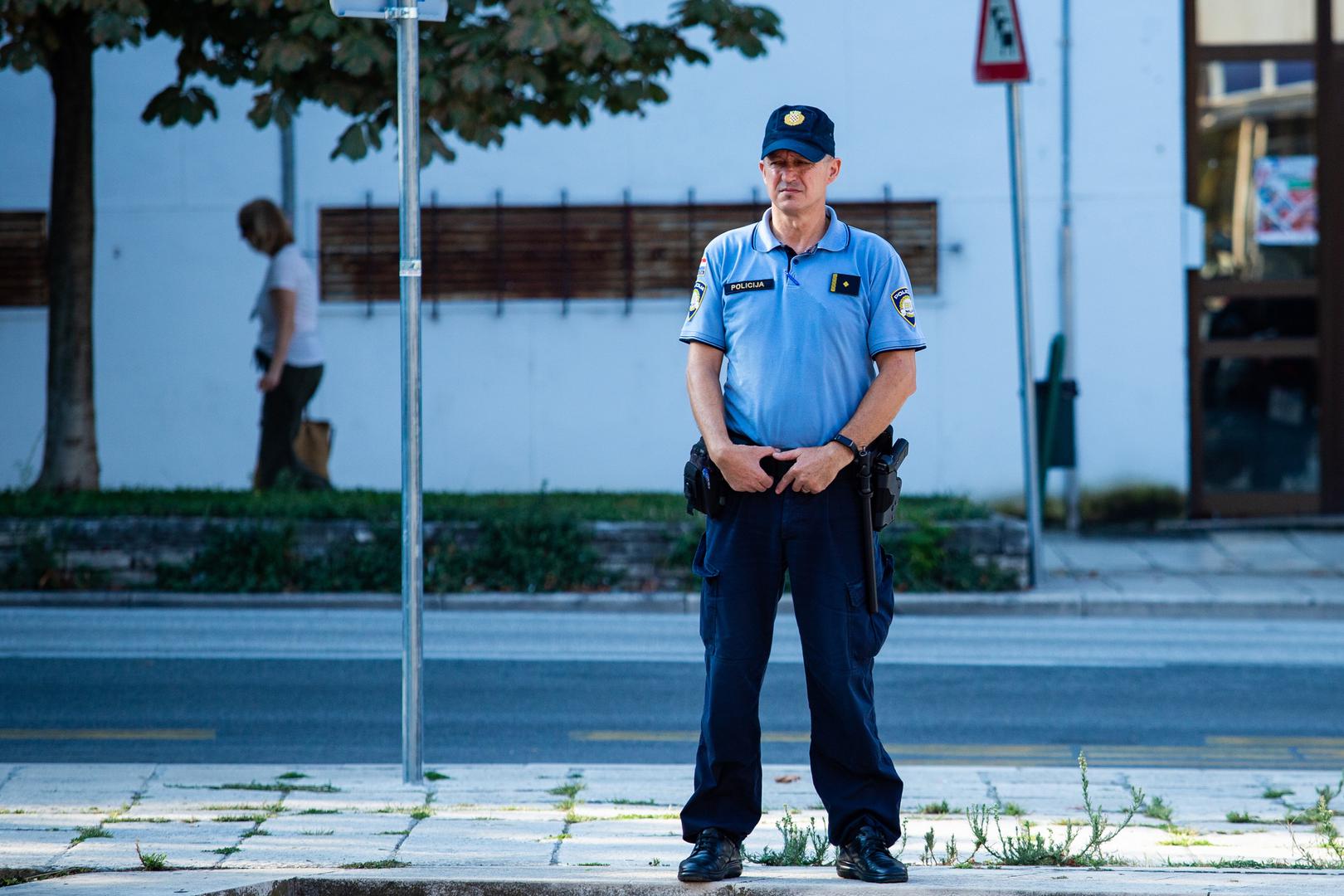 12.08.2020., Split - Policijske snage osiguravaju prostor oko Zupanijskog suda u Splitu na kojem je jutros zapocelo sudenje Filipu Zavadlavu (25), optuzenomu za trostruko tesko ubojstvo u Splitu pocetkom ove godine.Photo: Milan Sabic/PIXSELL