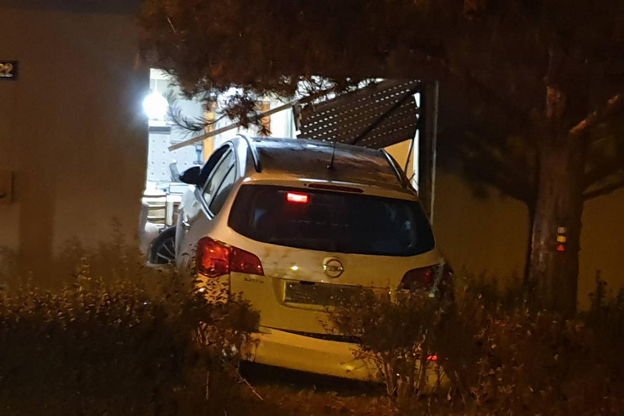 Autom uletio u boravak