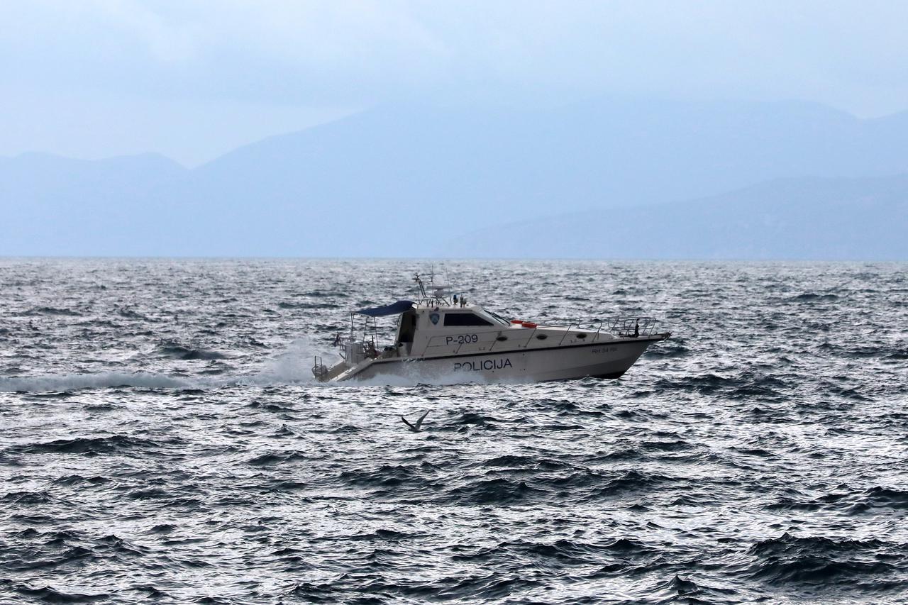 Rijeka: Policijski gliser isplovljava iz luke