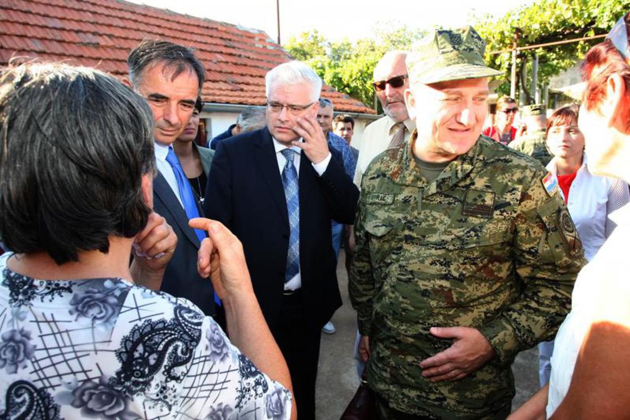 Josipović u posjetu povratnicima u okolici vojarne Stara straža (1)