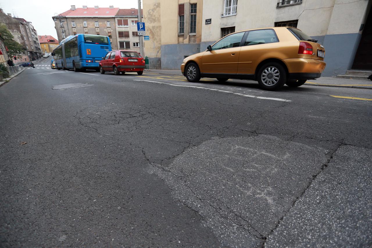 Zagreb: Grškovi?eva ulica puna je rupa, a stanari krive autobuse koji onuda prolaze