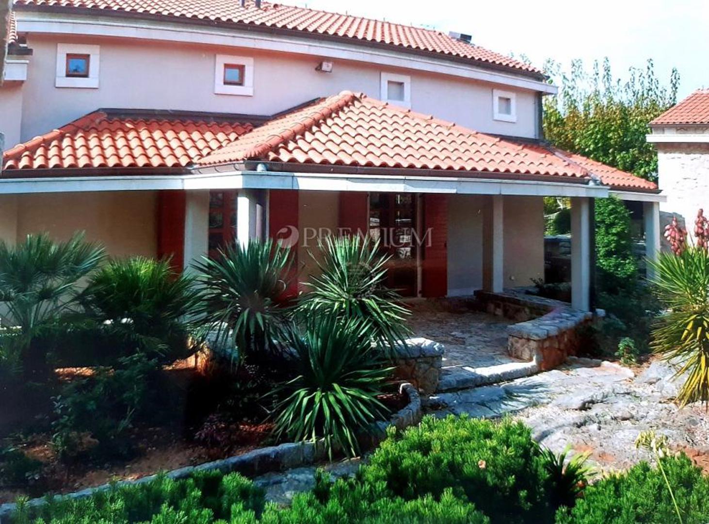 Kuća je građena u autohtonom stilu, a sastoji se od više etaža ukupne stambene i pomoćne površine od gotovo 640 četvornih metara.