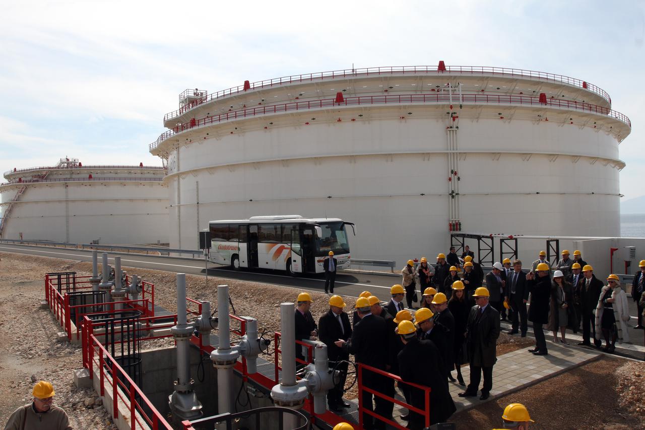 11.03.2014., Omisalj - Ministar Ivan Vrdoljak pustio je u rad tri nova spremnika na JANAF-ovom Terminalu Omisalj. U drustvu zupana Zlatka Komadine, predsjednika uprave JANAF-a Dragana Kovacevica i direktora 