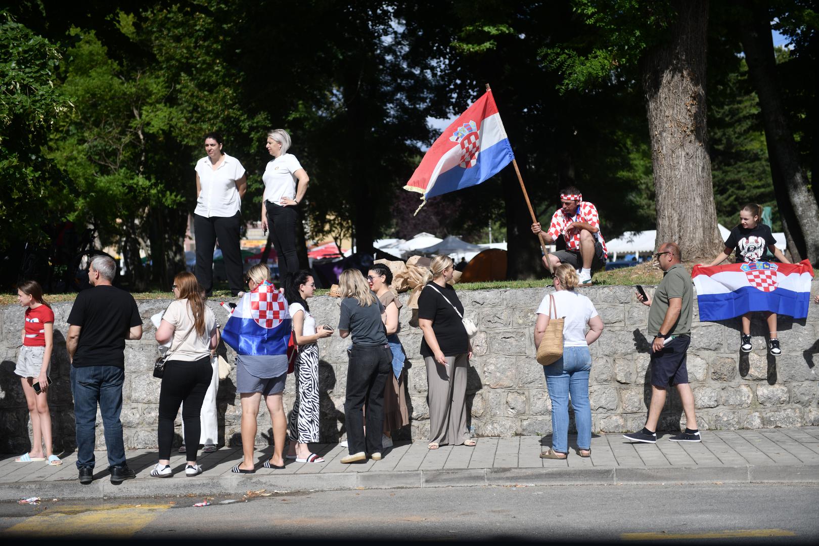 Ulazi za posjetitelje na sinjskom hipodromu otvaraju se u 16:00 sati, a u gradu se već jutros okupio veliki broj Thompsonovih obožavatelja.