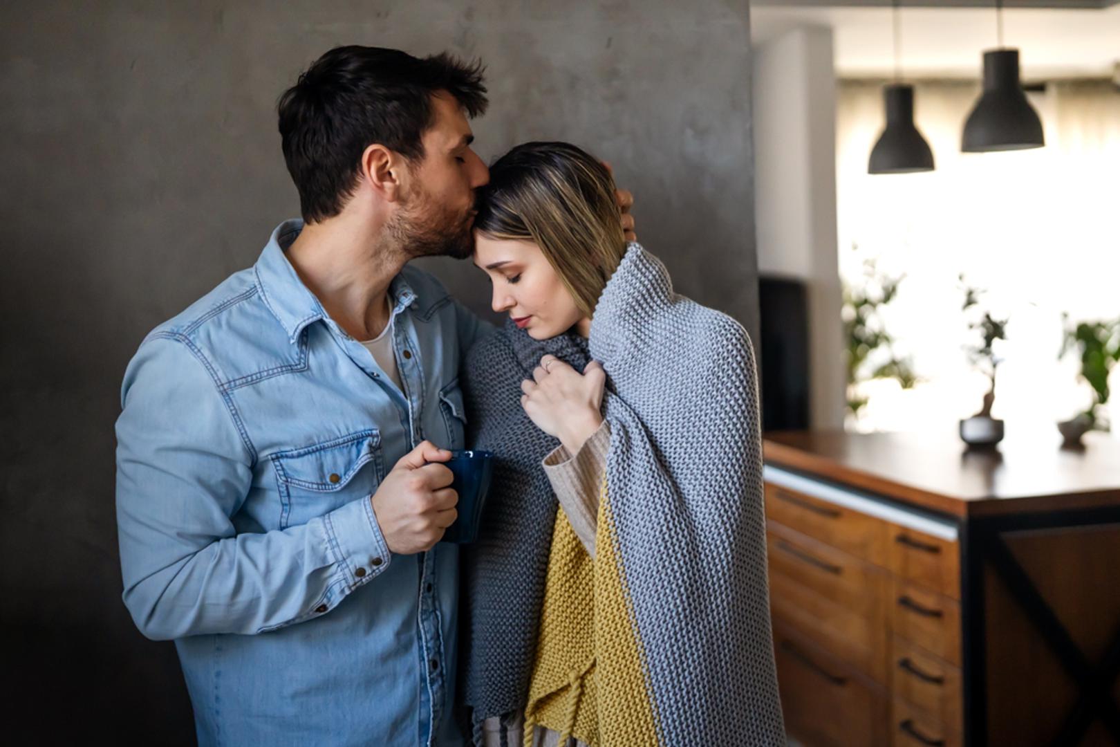 Gaslighting (emocionalna manipulacija): Ovaj oblik manipulacije tjera vas da sumnjate u vlastita sjećanja i doživljaj stvarnosti. Može se pojaviti u bilo kojem odnosu i često je znak da je osoba sklona kontroliranju i manipulaciji, upozorava Lee Phillips.