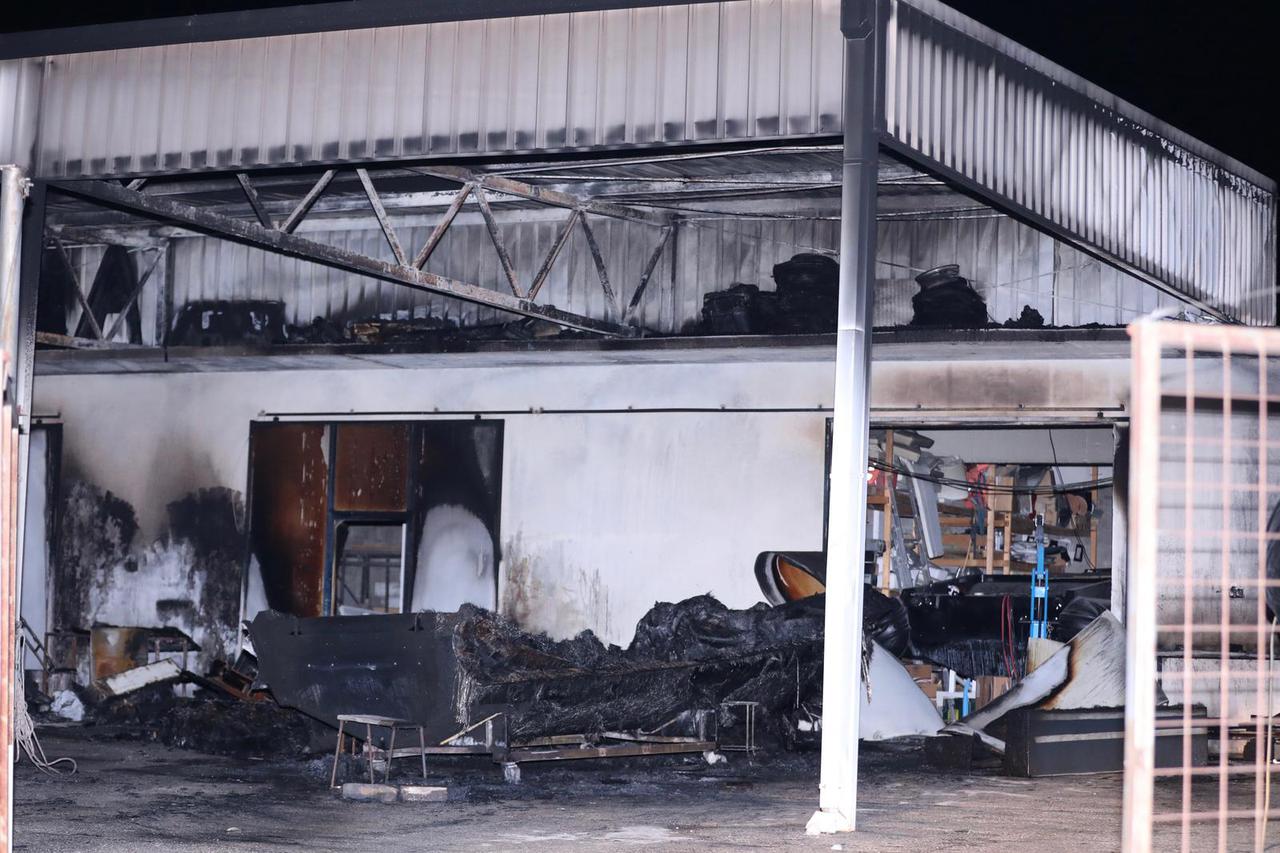 U Kaštel Štafiliću izgorio hangar za brodove, šteta velika