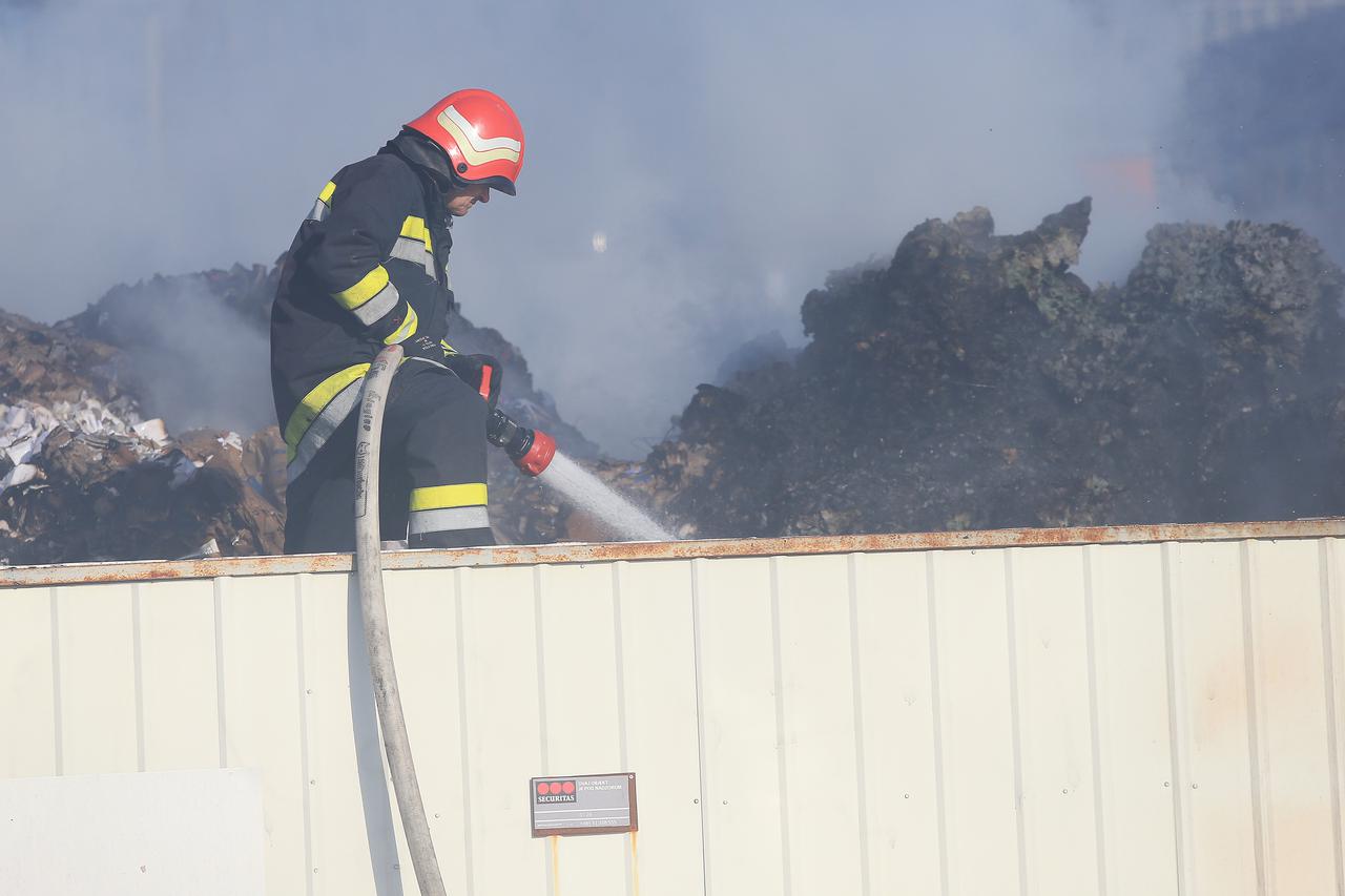 Osijek: Vatrogasci sprije?ili širenje požara koji je izbio na starom prešanom papiru