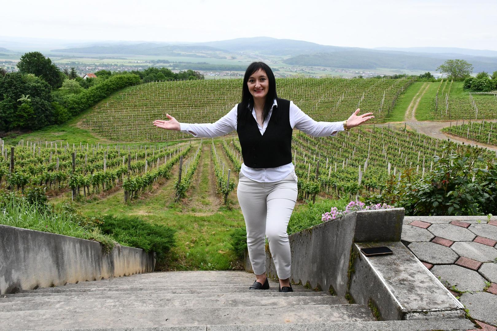 S vrha brda Starac pruža se pogled na cijelu Zlatnu dolinu, pokazuje nam direktorica TZ-a Pleternica Ivana
Ketović Marjanović. 