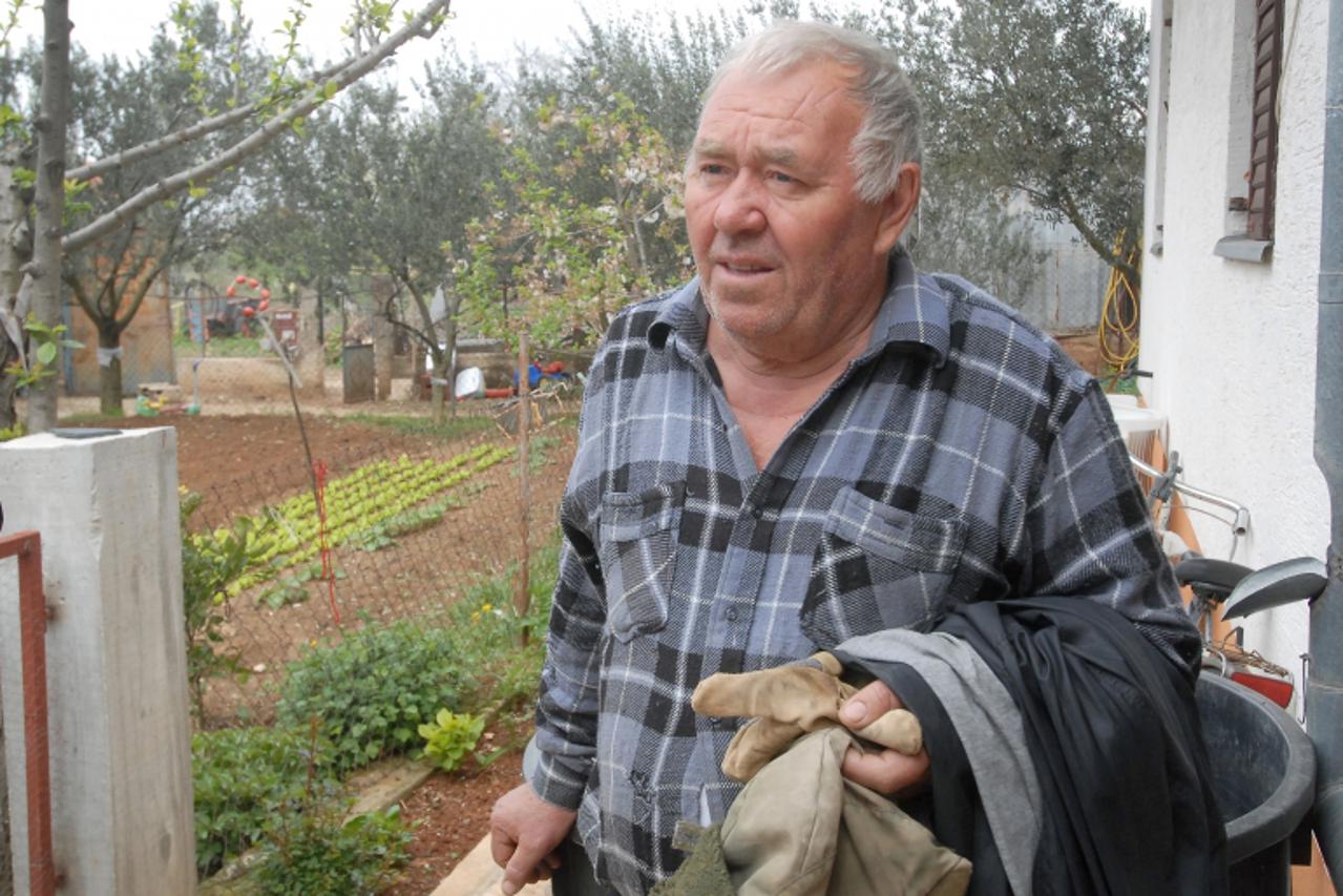 'ZADAR, 20.04.2010. Zlatko Lucic iz Murcive zbog duga od 15000kn koji je narasao na 70000kn mogao bi ostati bez kuce nad kojom njegov tuzitelj zeli izvrsiti ovrhu Photo: Dino Stanin/PIXSELL'