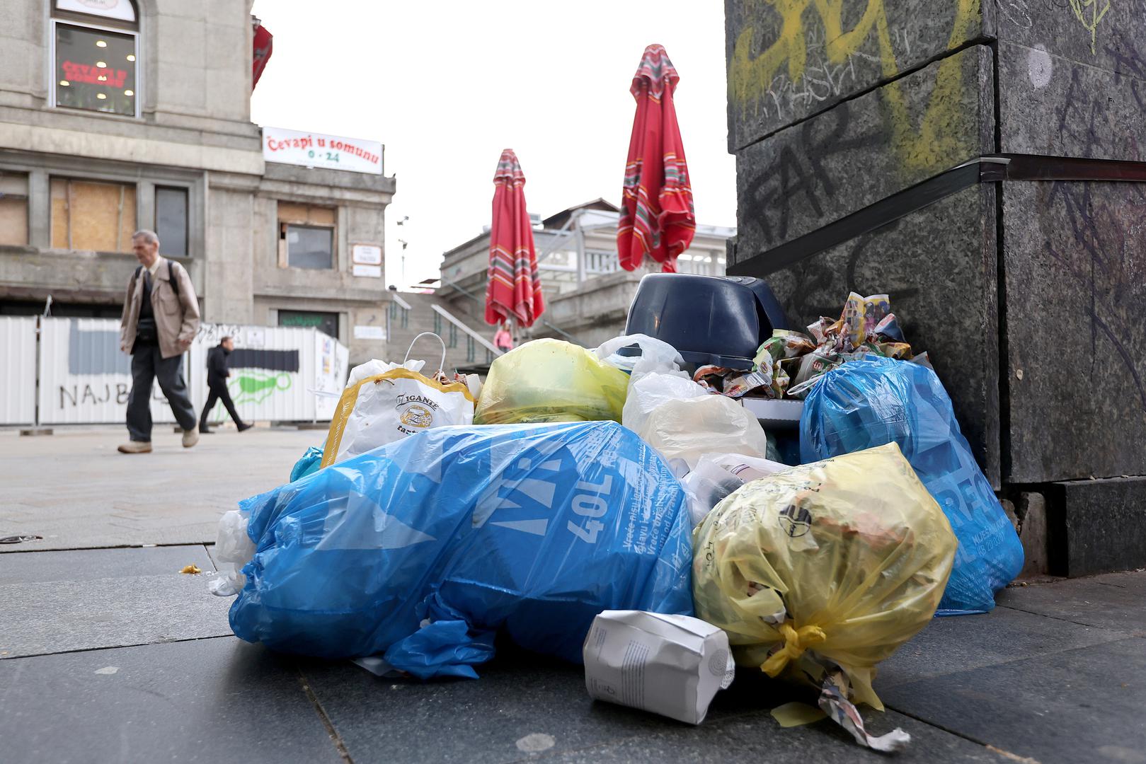 S jedne strane su oni koji drže da spremnici za otpad nagrđuju vizuru jedne od najljepših turističkih lokacija u centru Zagreba, dok su drugi stava da se mora misliti i na čistoću grada te stanovnike gradske jezgre koji moraju imati prikladno mjesto za odlaganje otpada umjesto da plave ZG vrećice ostavljaju na tlu ispred ulaza u zgradu. 