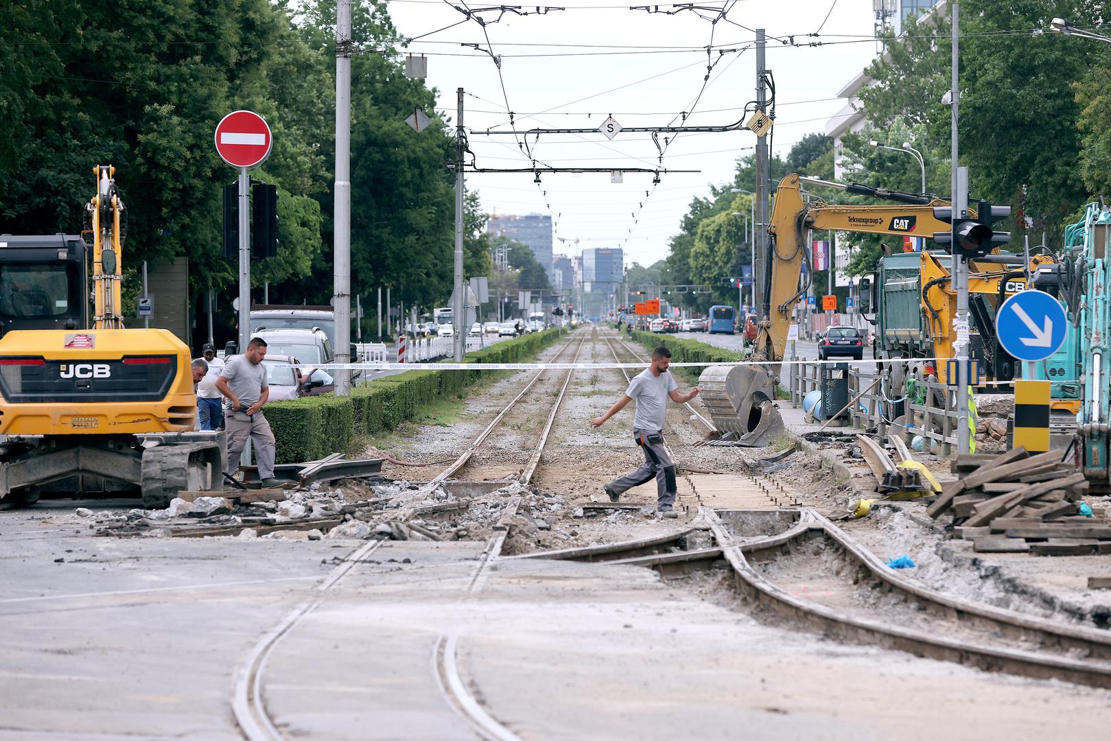 Državni inspektorat (DIRH) zatvorio je jučer gradilište na križanju Savske i Vukovarske ulice zbog utvrđenih nepravilnosti. Nepravilnosti se odnose na povrede odredbi Zakona o gradnji, kojima je propisano da gradilište mora biti osigurano i ograđeno radi sigurnosti prolaznika i sprječavanja nekontroliranog pristupa ljudi na gradilište, rekli su nam jučer iz DIRH-a.