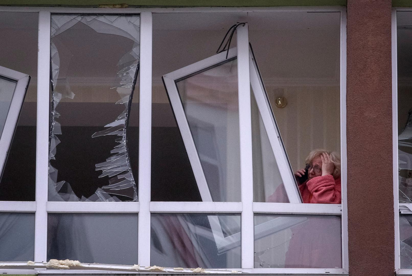 Dim s jedne od meta napada ujutro je dominirao horizontom ukrajinske prijestolnice u trenutku kad je u 9:13 sati po lokalnom vremenu prekinuta zračna uzbuna. 
