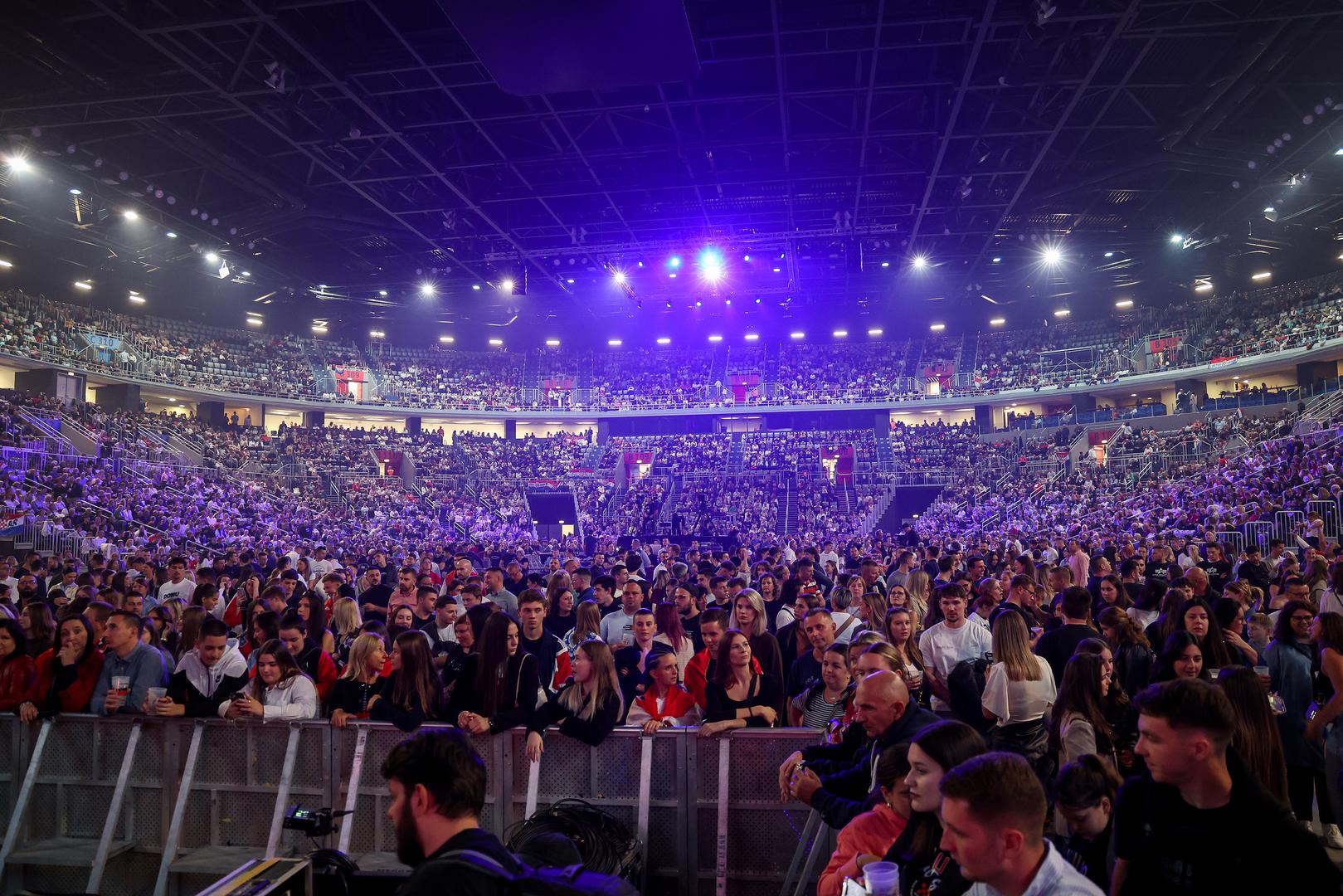 U nezaboravnoj večeri, kroz 27 pjesama, publika je zajedno s izvođačima zapjevala o ljubavi prema Hrvatskoj, njezinoj prošlosti, sadašnjosti i budućnosti. Emocije, ponos i zajedništvo ispunili su Arenu, pretvarajući koncert u istinsko slavlje domovine.