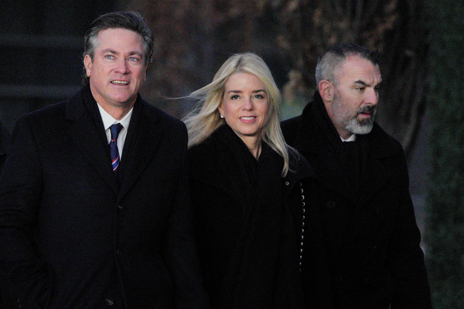 Trump je za državnu odvjetnicu izabrao Pam Bondi, bivšu odvjetnicu savezne države Floride, onog dana kada je njegov prethodni odabranik Matt Gaetz povukao svoju nominaciju suočen s otporom republikanaca u Senatu zbog optužbi za nedolično seksualno ponašanje i uporabu nezakonitih droga. Pedesetdevetogodišnja Bondi bila je glavna odvjetnica u trećoj najmnogoljudnijoj saveznoj državi od 2011. do 2019. Biondi je tijekom Trumpovog prvog mandata bila u njegovu povjerenstvu za zloporabu opijata i droga.