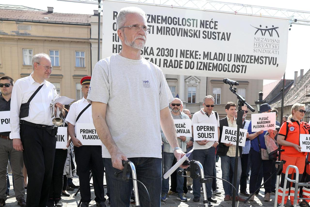 Nezavisni hrvatski sindikati (NHS) organizirali su danas na Trgu svetog Marka skup upozorenja pod nazivom Rad do iznemoglosti nece oporaviti mirovinski sustav. - Kresimir Sever.