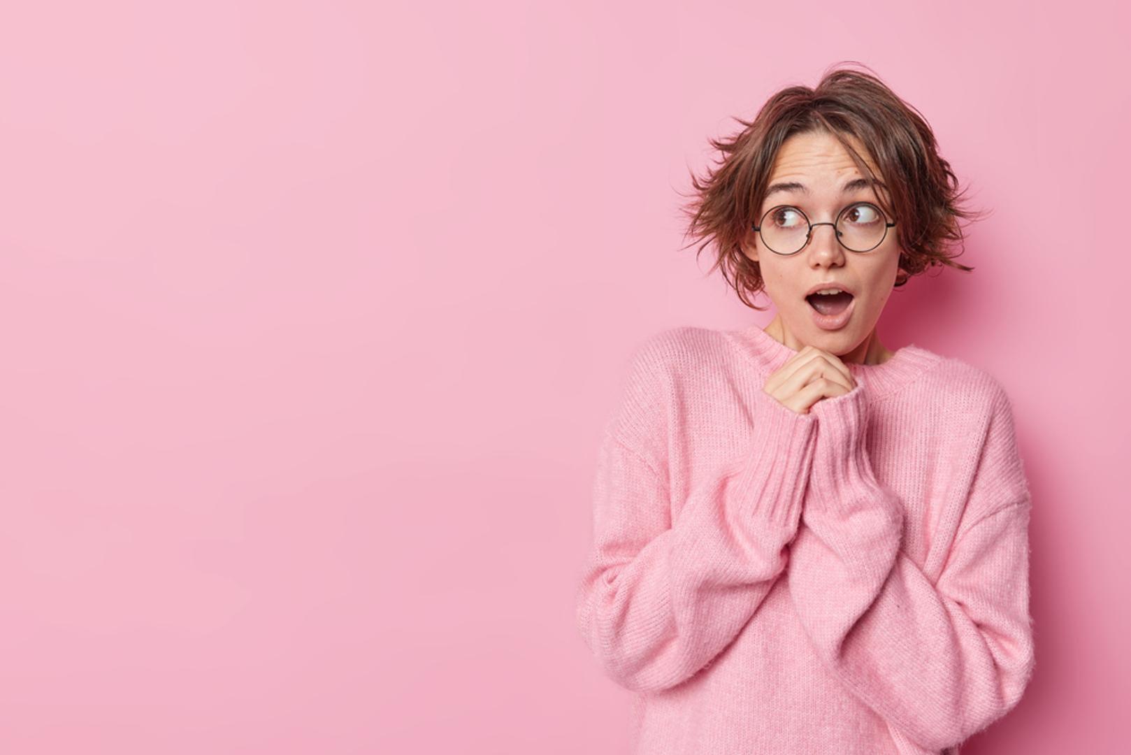 Lako prepadanje: Skakanje na iznenadne zvukove ili trzaj kad vam netko priđe nije mana karaktera, nego brz alarmni sustav. Refleks prepadanja jedna je od najbržih reakcija tijela, a nekad su milisekunde odlučivale je li šušanj u travi bezopasan ili predator. Iako su današnje prijetnje zvona i ključevi koji padnu, živčani sustav i dalje reagira kao da je opasnost stvarna.