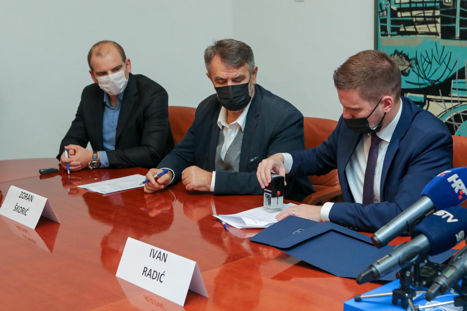 11.11.2021., Osijek - Potpisivanje ugovora o izvodjenju radova na izgradnji podvoznjaka u Ulici Sv. B. L. Mandica izmedju Grada Osijeka i izvodjaca radova.