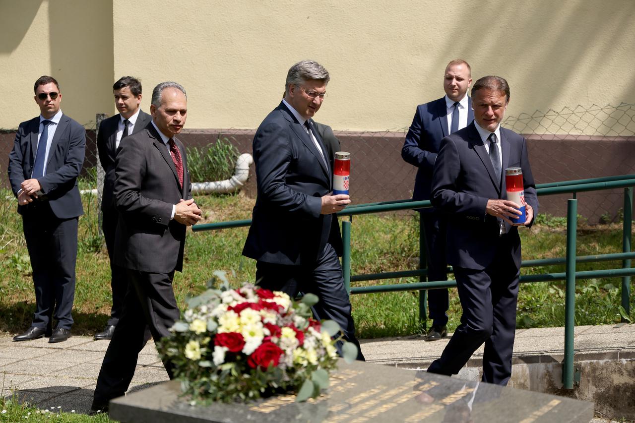 Državni vrh položio vijence na romskom groblju Uštica