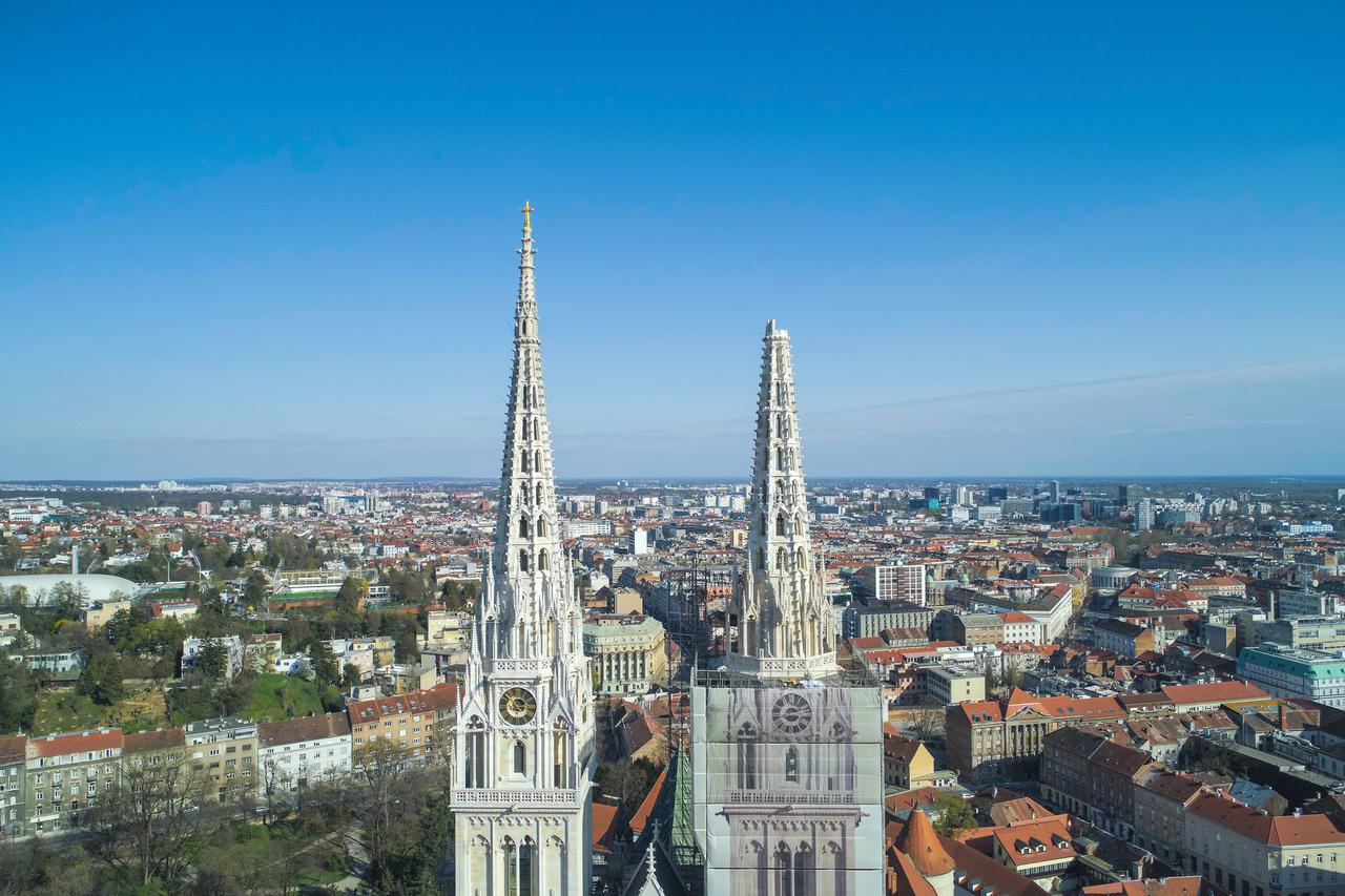 Fotografija katedrale iz zraka nakon potresa u kojemu je oštećen desni toranj