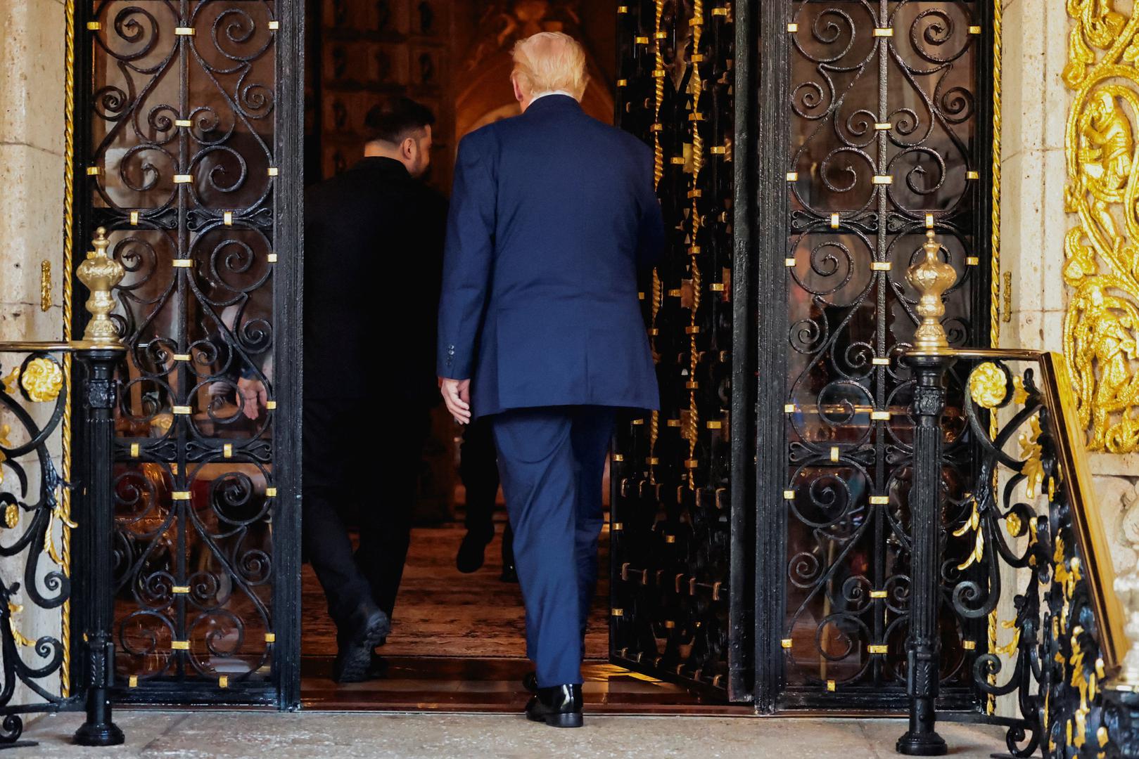 Nakon kratkog obraćanja medijima, vrata blagovaonice u Mar-a-Lagu su zatvorena, a pregovori su nastavljeni iza zatvorenih vrata. 