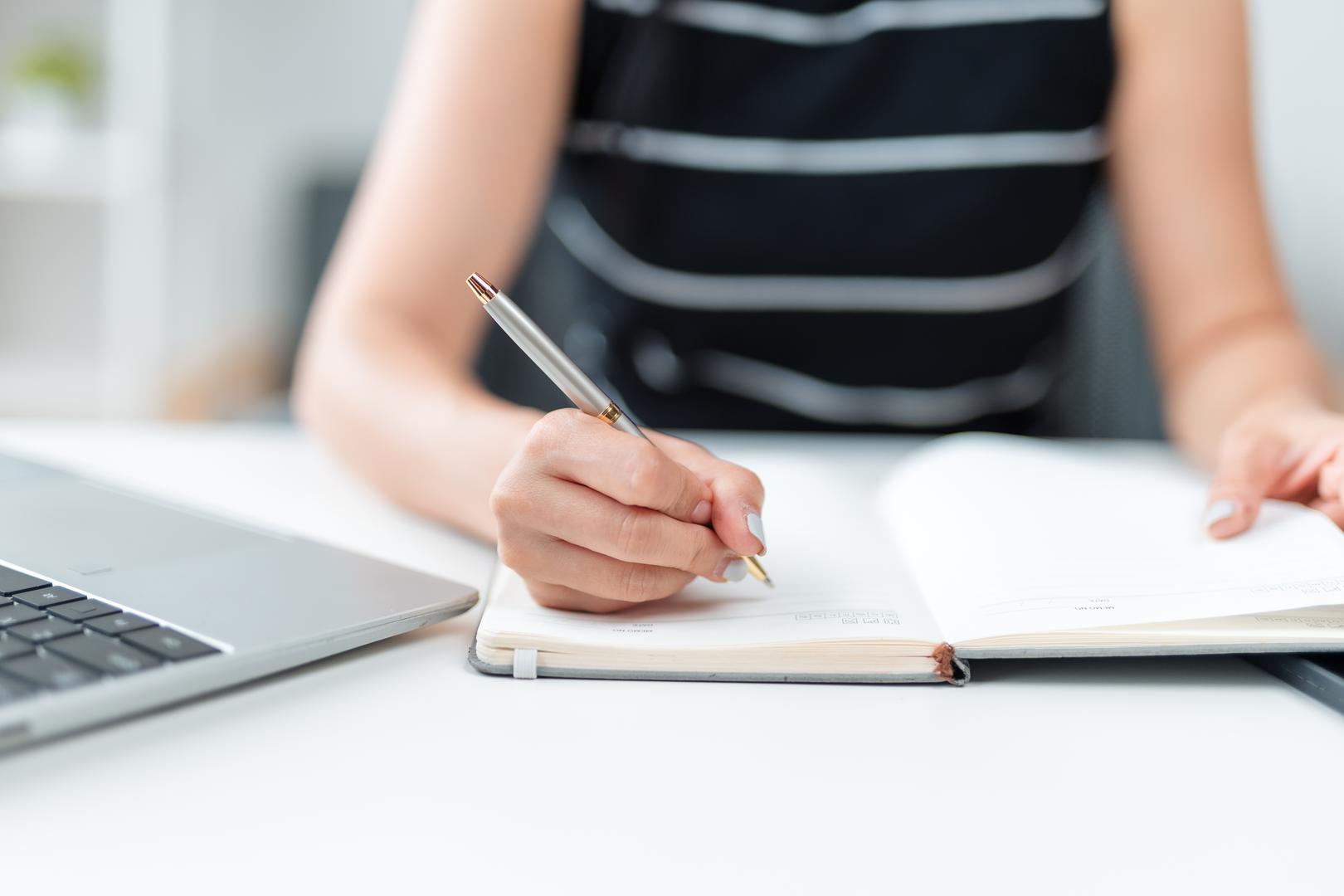 Jarac: S četiri planeta u vašem znaku, vi ste u zapovjednom načinu rada, stabilni i neometani atmosferskim promjenama. Profesionalni fokus je oštar, čineći ovo produktivnim danom za dugoročno planiranje. U ljubavi, razgovor o zajedničkim ciljevima jača odnos. Venera u vašem znaku stavlja ljubav u prvi plan, postajete privlačniji i otvoreniji za emocije. Slobodni Jarci imaju priliku za ozbiljnu vezu, a zauzeti učvršćuju svoj odnos.