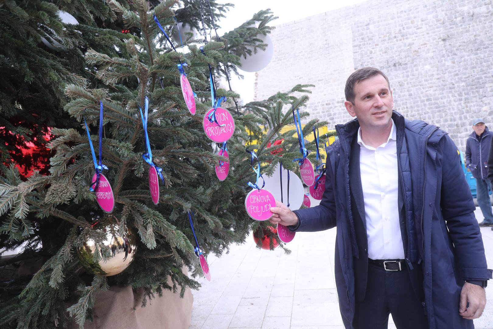05.12.2025.,Split-Konferencija za medije kandidata za gradonacelnika Splita i saborskog zastupnika Tomislava Sute. Uoci konferencije za medije upriliceno je prigodno kicenje bozicnog drvca kuglicama s natpisima neispunjenih obecanja iz predizbornog programa gradonacelnika Ivice Puljka. Photo: Ivo Cagalj/PIXSELL