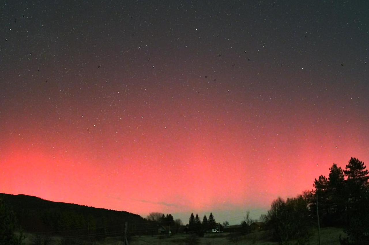 Pojava Polarne svjetlosti snimljena iz Latina, pokraj Plaškog