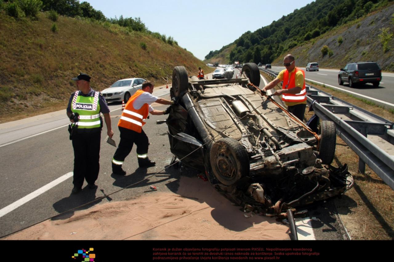 \'16.07.2011., Karlovac - Prometna nesreca na autocesti A1 kod tunela Mala Kapela u smjeru Zagreba. Jedna osoba smrtno je stradala u osobnom automobilu zagrebackih registracija.  Photo: Kristina Stedu