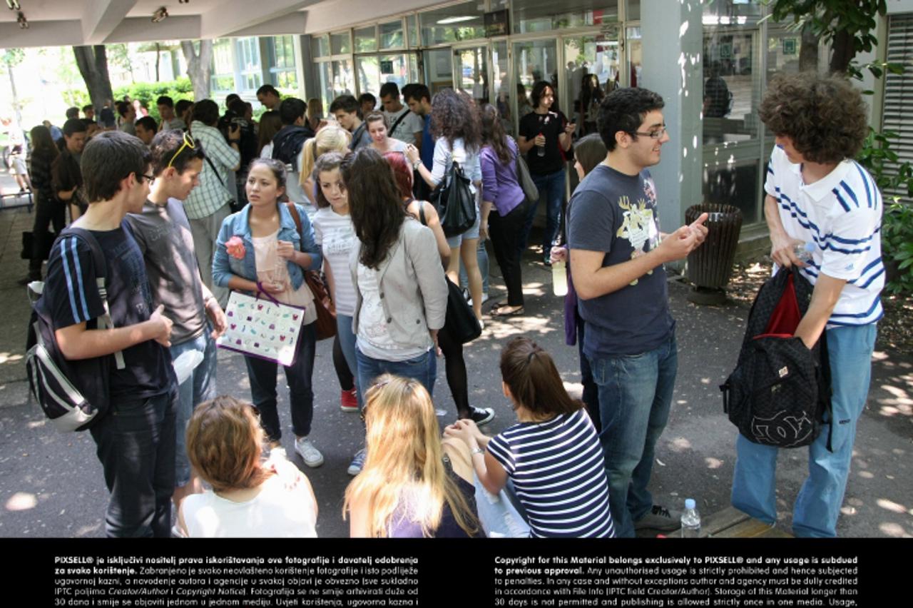 '23.05.2011.,Zagreb - XV Gimnazija MIOC, Jordanovac 8, maturanti polazu ispite drzavne mature.  Ucenici nakon ispita su izasli iz skole. Photo: Goran Jakus/PIXSELL'