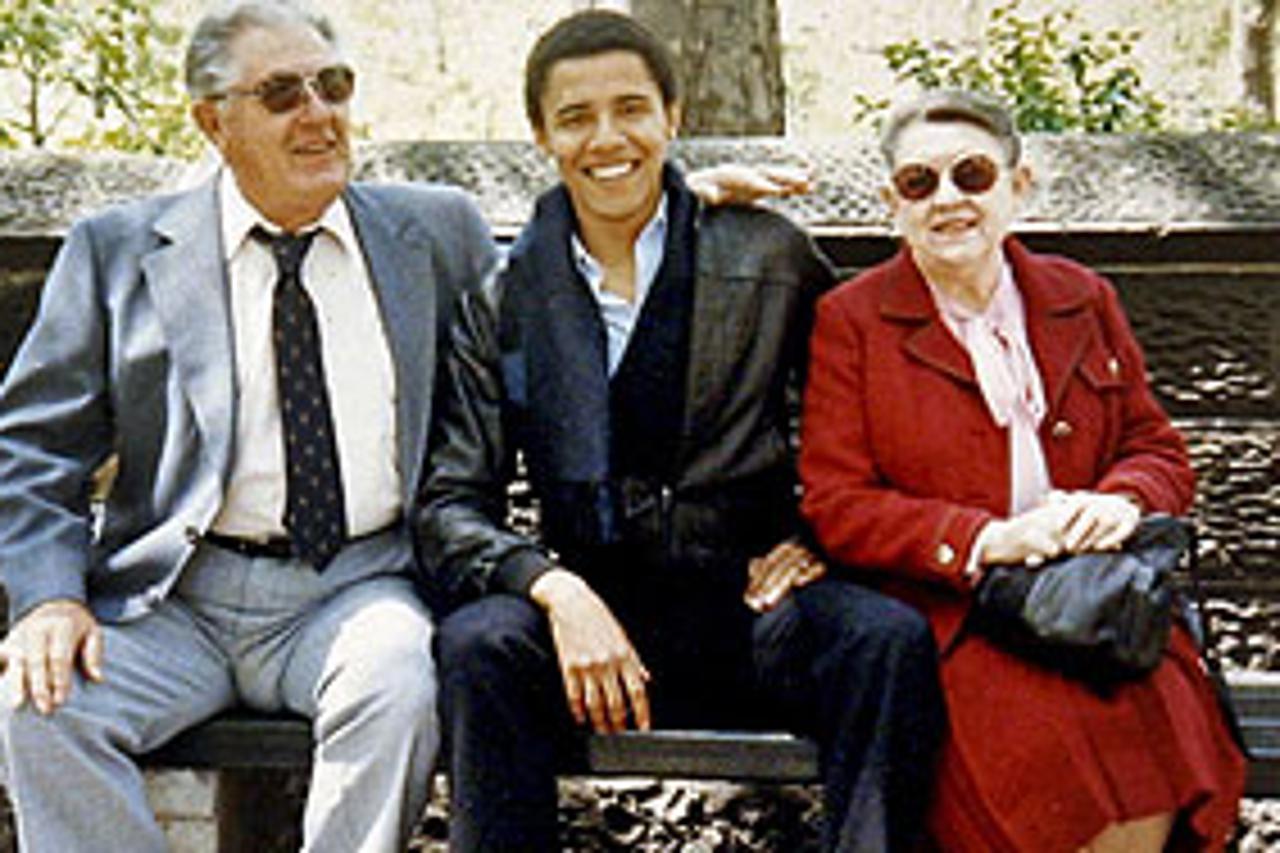 Barack Obama s djedom Stanleyjem Armourom Dunhamom i bakom Madelyn Lee Payne Dunham u New Yorku za vrijeme studija