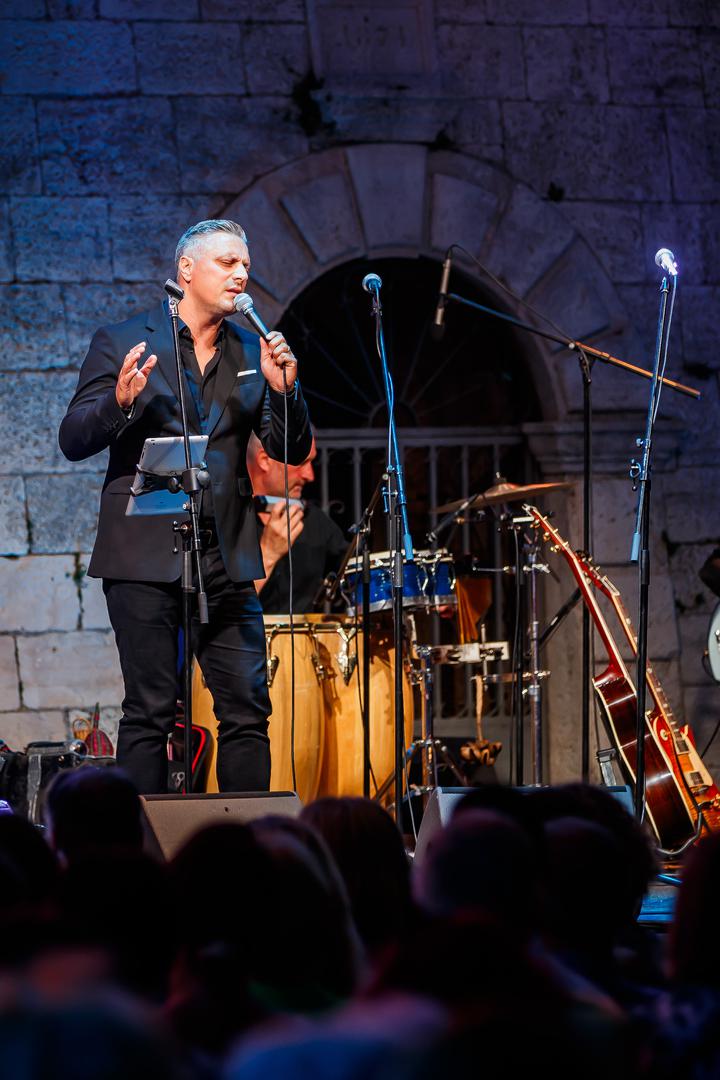 Stipe i supruga Angela imaju sinove Franka i Manuela, te kćeri Eli, Ružu, Mariju i Klaru. Među poznatim Hrvatima s petero djece nalaze se i Marko Perković Thompson, Zvonimir Boban, Slaven Bilić, Rade Šerbedžija i Sven Medvešek.