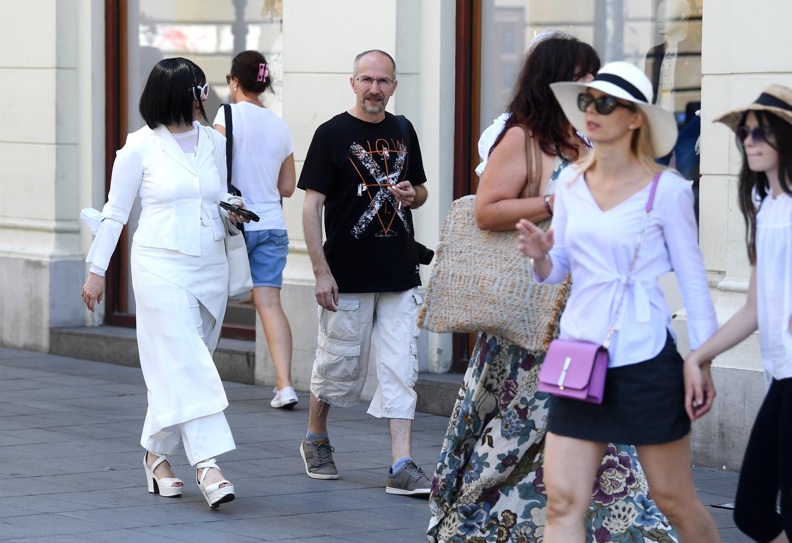 Mirela Holy na špicu je stigla u društvu partnera Siniše Bužana, i kao i uvijek predstavila zanimljivu modnu kombinaciju. 