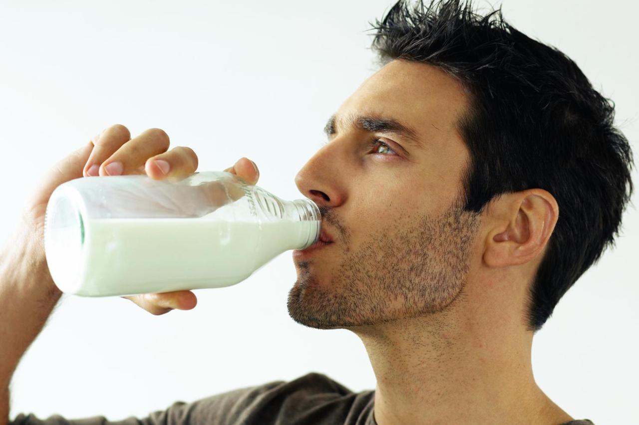 muškarac pije mlijeko