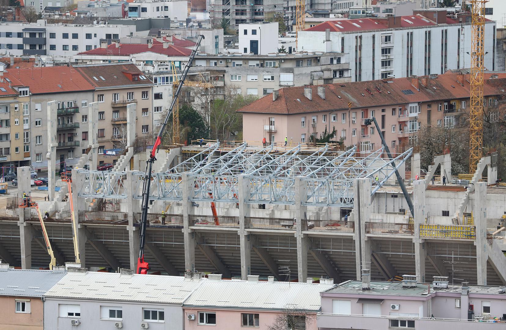 Poseban naglasak stavljen je na održivost, pa će stadion imati solarnu elektranu, sustav za prikupljanje kišnice i modernu LED rasvjetu. Projektom se urbanistički obnavlja i cijela četvrt jer će se uz stadion urediti novi gradski trg površine 6300 četvornih metara sa 150 novih stabala te parkiralište s više od četiri stotine mjesta, dostupno građanima kada nema utakmica.