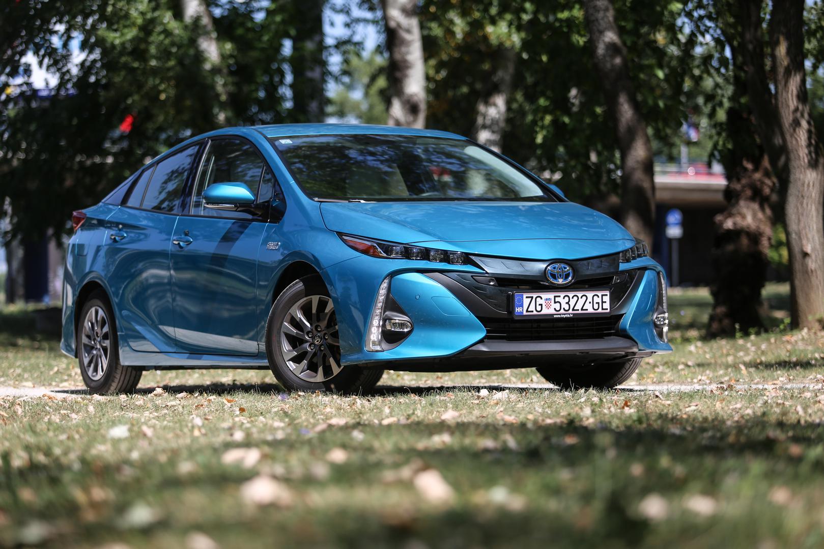 Toyota Prius, prvi masovno proizvedeni hibridni automobil, predstavljen je na međunarodnoj razini 2000. Automobil je prvi put predstavljen u Japanu 1997. godine. Danas Toyota dolazi do svoje pete generacije Priusa.