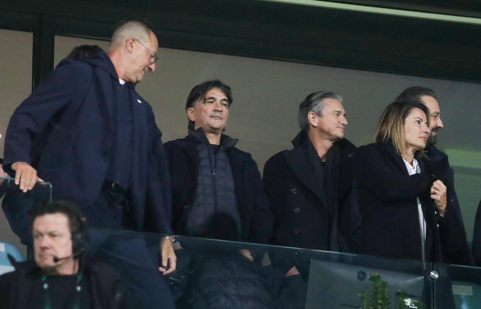 U svečanoj loži je hrvatski izbornik Zlatko Dalić koji je došao pogledati utakmicu.