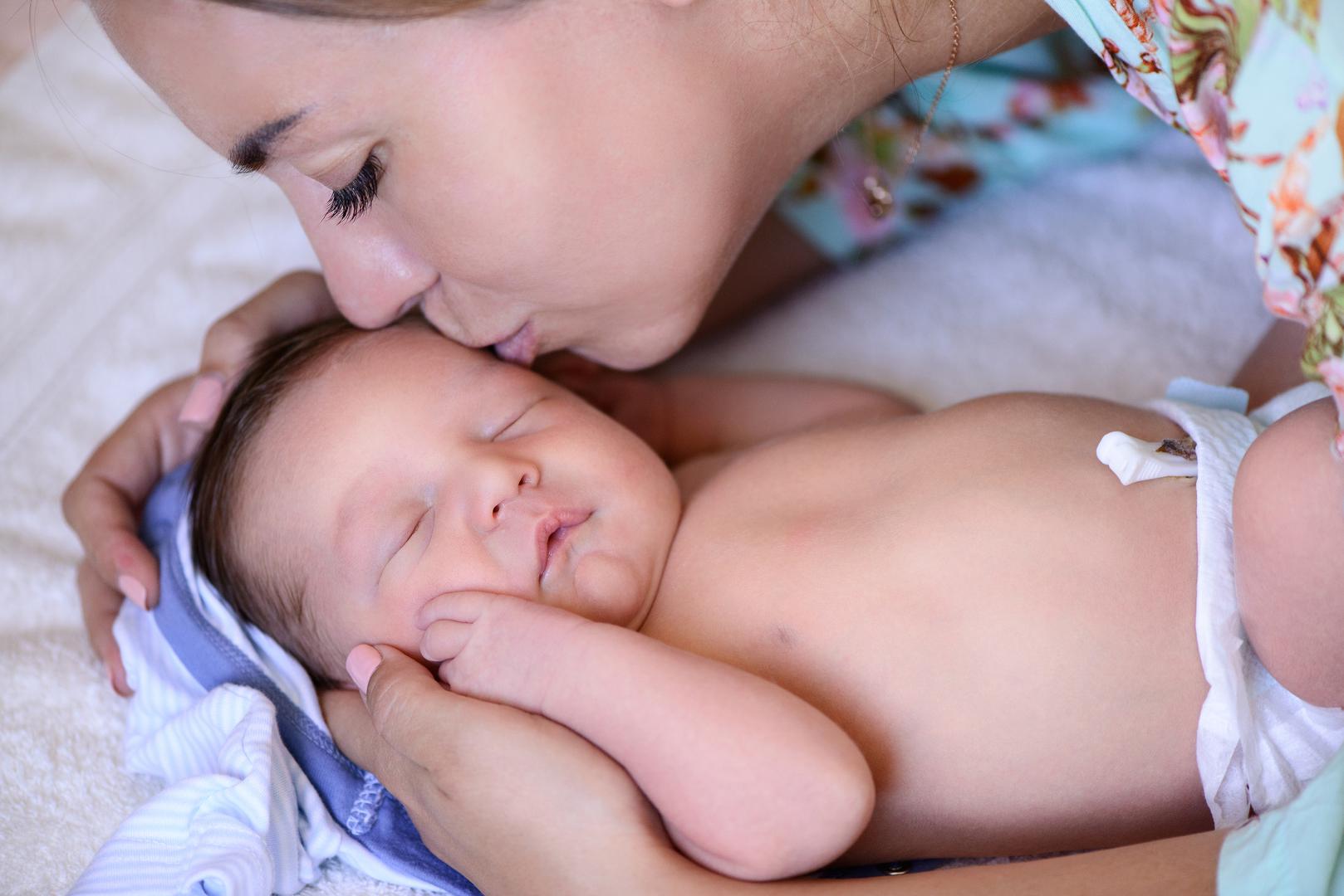 Ne "skačite" na svaki bebin plač, razmazit ćete je - Da, plakanjem se jačaju pluća i slične izjave koje bi svakako trebale ostati u tim prošlim vremenima. Pedijatri i psiholozi slažu se da nije moguće razmaziti tako malo dijete. Ono reagira plačem na svoje potrebe, makar to značilo i da se uvjeri da ste negdje u blizini. Da, podignite bebu i prigrlite je kada plače...