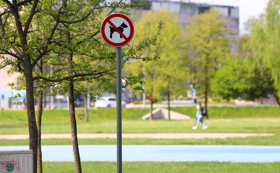 Znakovi zabrane za pse u parkovima